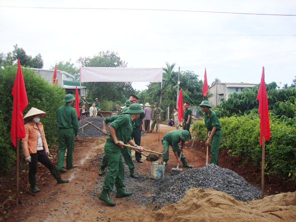 Bộ đội Biên phòng Đắk Lắk tham gia xây dựng nông thôn mới (17/7/2018)